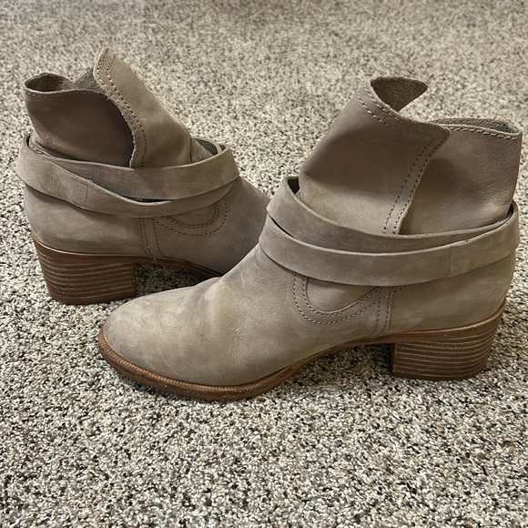 UGG Elora Taupe Suede Straps Ankle Boots Sz 7.5 - Picture 5 of 16
